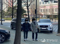 불법 주·정차로 인도가 위협받고 있다