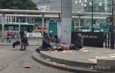 노숙자들 술판 된 수원 매산로 테마거리 공연무대