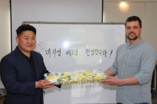 방송인 미카엘 씨, 사단법인 여럿이 함께에 향기 비누·과자 꾸러미 후원