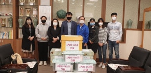 [e이천소식] 힘내세요…이천시 장호원읍 주민자치위원회, 개학 앞두고 관내 초등학교 마스크 전달