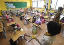 [현장르포] 불안 반 설렘 반… 석달만에 등교하는 수원 파장초 가보니