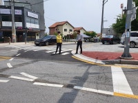 [e이천소식] 안전한 스쿨존…이천시의회 서학원 의원, 현장 답사로 송정초등학교 정문 주변 도로 개선