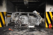 오토바이가 화근…수원 고색동 아파트 주차장 화재로 차량 불 타