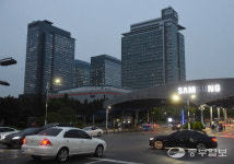 [중부포토] 삼성전자 수원사업장 청소업체 직원 확진, 근무 건물 폐쇄