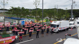 체불임금 달라 화물차기사들 강력 반발… 이마트 에브리데이 앞 집회