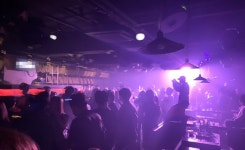 휴가철 집중 호우로 밀폐된 감성주점에 손님 가득