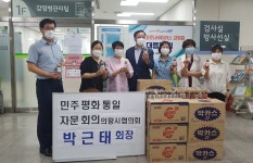 [e의왕소식] 건강 챙기면서 일하세요…민주평화통일자문회의 의왕시협의회, 보건소에 건강음료 전달