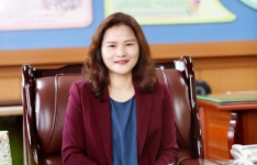 [학교탐방 인터뷰] 이복남 수원 신성초 교장 힘들수록 여러 목소리 경청… 행복한 교육공동체 조성 최선