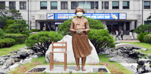 [e안산소식] 너도 나도 모두 마스크… 안산시청 앞 평화의 소녀상에 마스크 씌워져