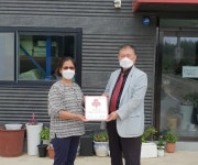 [e평택소식] 지역사회 어려운 이웃과 함께…평택행복나눔본부, 착한가게 현판 전달