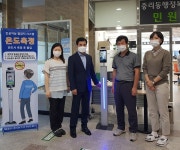 [e이천소식] 코로나19 예방 위해…이천시 중리동 통장단협의회, 자동온도측정기 기증