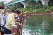 [e용인소식] 녹조 등 최소화 만전… 백군기 용인시장, 기흥저수지·기흥레스피아 현장점검