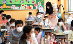 [중부포토] 반가워도 체온 측정 먼저