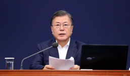 문재인 대통령 독감 예방접종 확대해야…과도한 불안감 안돼