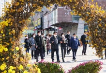 [e용인소식] 주민들 안전하게 이용하길…백군기 용인시장, 영덕1동 주민들과 주요 민원현장 점검