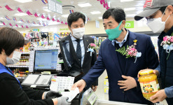 [e안산소식] 주민 편의 높아지길… 윤화섭 시장, 군자농협 하나로마트 대부점 개점식 방문