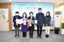 [e하남소식] 따뜻한 하남 만들기…김상호 하남시장, 좋은 이웃들·나눔문화 확산 유공자 표창 전수