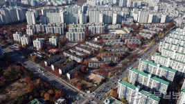 결국 거리로 나온 영통2구역 주민들… 수원시에 환경영향평가 해결 요구
