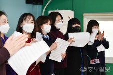 [진심대면-한 사람을 위한 예술] 모두가 겪어보지 못한 단절된 세상에 새 희망을 노래하다