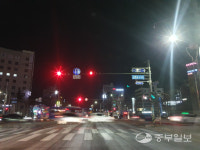 출근길 빙판 조심... 인천 남동구 길병원 암센터 사거리서 상수도관 파열