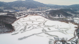 [e의왕소식] 겨울왕국이 따로 없네…한파가 몰아친 꽁꽁 얼어붙은 의왕시 백운호수