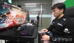 [와이드 인터뷰] 오락실서 배워 세계 제패... 철권 프로게이머 무릎 배재민