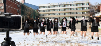 [중부포토] 인성여고 졸업식 친구와 기념사진