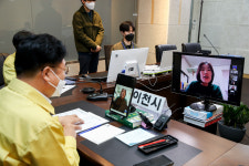 [e이천소식] 시민 불편 해소 위해…엄태준 이천시장, 이천은 화목해요 비대면 화상회의 개최