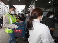 [중부포토] 권선구보건소 도착하는 아스트라제네카 백신