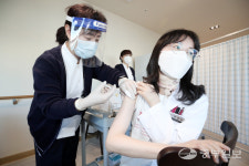 [중부포토] 백신 접종 받는 요양병원 의료진