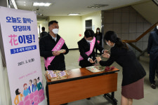 농협중앙회 경기지역본부, 세계 여성의 날 맞아 늘 당당한 여성을 위하여 花이팅 행사 열어