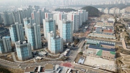 부영, 중학교 앞 공사현장 소음·분진 피해보상 약속… 완공 뒤 오리발