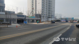 [민원현장] 돌고 또 돌고… 진출입로 비보호 신호없는 수원 고등동 행복주택