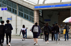 버스개편으로 뚜벅이 등교하는 학생들