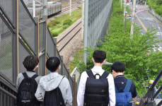 버스개편으로 뚜벅이 등교하는 학생들