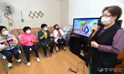 [중부포토] 백신 인센티브로 노인정에서 노래부르는 어르신들
