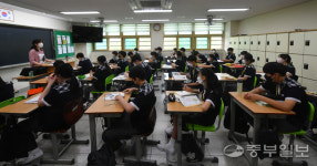 [현장르포] 수도권 중학생 등교 확대 첫날… 친구 만나 신나요