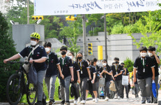 북적북적… 활기 찾은 등굣길
