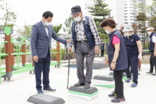 노년 삶의 질 행상 나선 의왕시, 어르신 건강 놀이터 마련