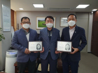 농협 양평군지부, 농업기술센터 정동진 과장·산월목장 정규성 대표에 감사패 전달