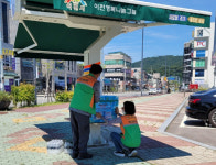 건강한 여름 보내세요…이천시, 그늘막서 얼음생수 나눔
