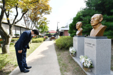 염태영 수원시장, 지역 독립운동가 필동 임면수 선생·이하영 목사 흉상 제막식 참석