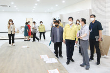 포일어울림센터 개관 준비에 만전을…김상돈 의왕시장, 현장행정점검의 날 맞아 사업현장 점검