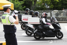 불법 배달 오토바이 단속합니다.