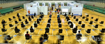 [중부포토] 백신 1차 접종률 70% 앞둔 예방접종센터