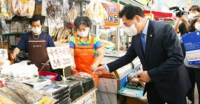 골목상권에 활력을…김상돈 의왕시장, 추석 맞아 전통시장 방문