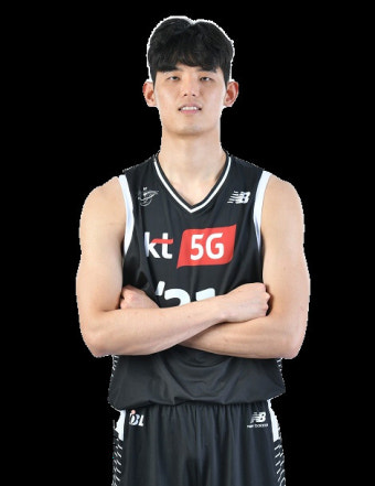 프로농구 신인 2순위 KT 하윤기, 첫 대결서 1순위 삼성 이원석에 완승...KT 3연승