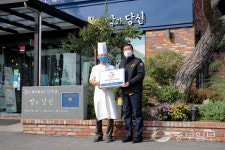 평택소방서, 다중이용업소 우수업소 빵과 당신 신규 선정·인증 명판 전달