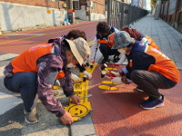 어린이 교통사고 막는다…의왕시종합자원봉사센터, 초등학교 주변에 노란 발자국 설치