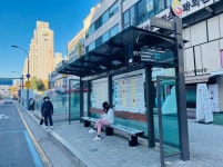 추운 날씨, 시민들이 잠시라도 몸을 녹일 수 있길…용인 수지구, 버스정류장 온열 의자 추가 설치